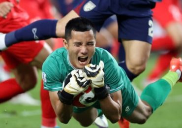 Khả năng phản xạ và cứu thua của thủ môn Nguyễn Đình Triệu