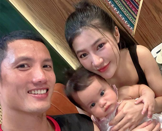 Thủ môn Đình Triệu có vợ xinh đẹp, body ‘cực cháy’