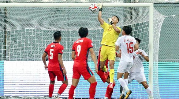 Phong cách bắt bóng của Đình Triệu với các thủ môn khác