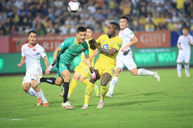 Đình Triệu trong một tình huống cản phá bóng nguy hiểm trong trận đấu V.League.